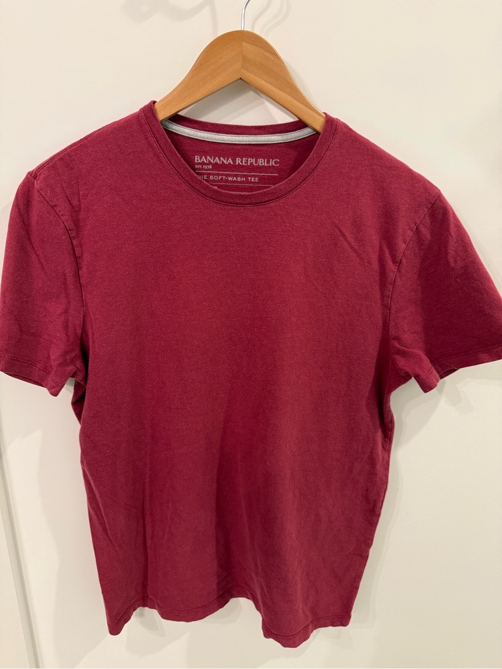 Banana Republic Men's Deep Red Crew Neck Tee